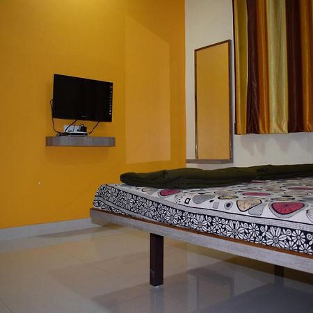 Vrundavan Hotel And Lodging Akalkot Exteriör bild
